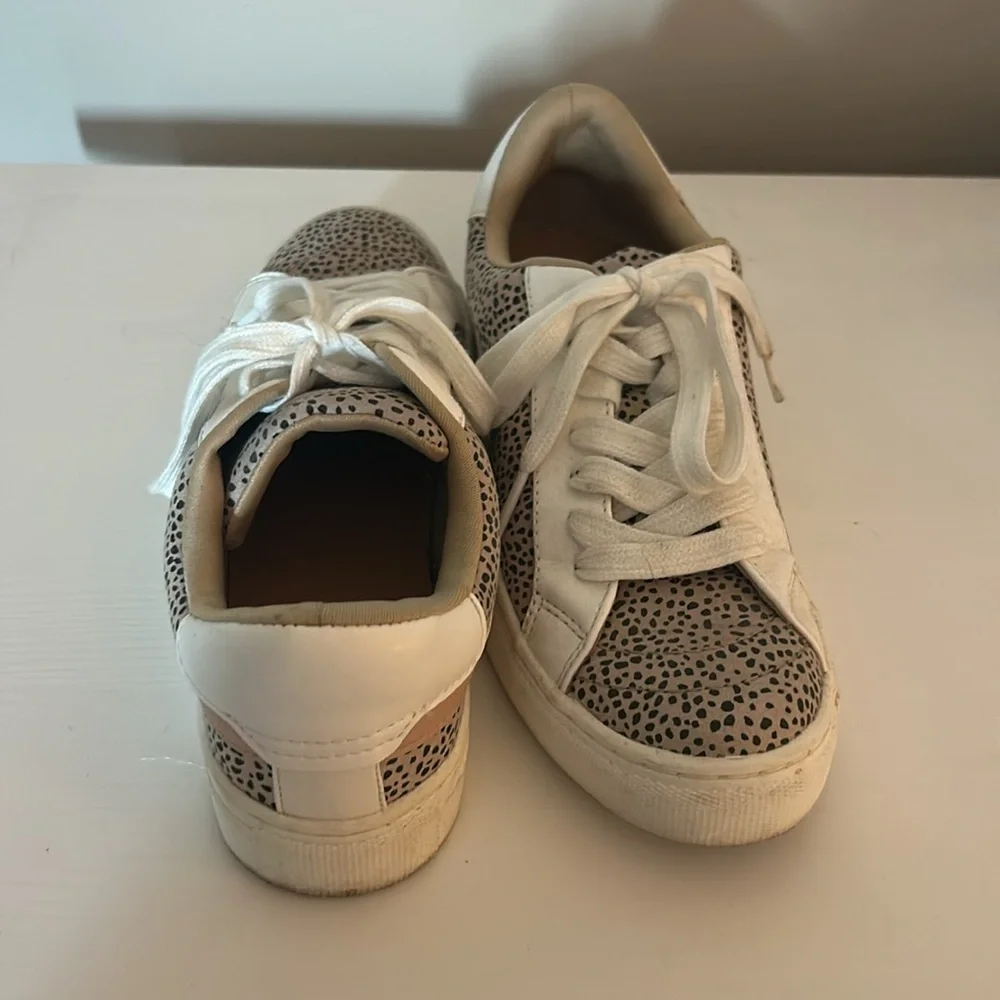 Universal Thread Sneaker - Picture 2 of 3